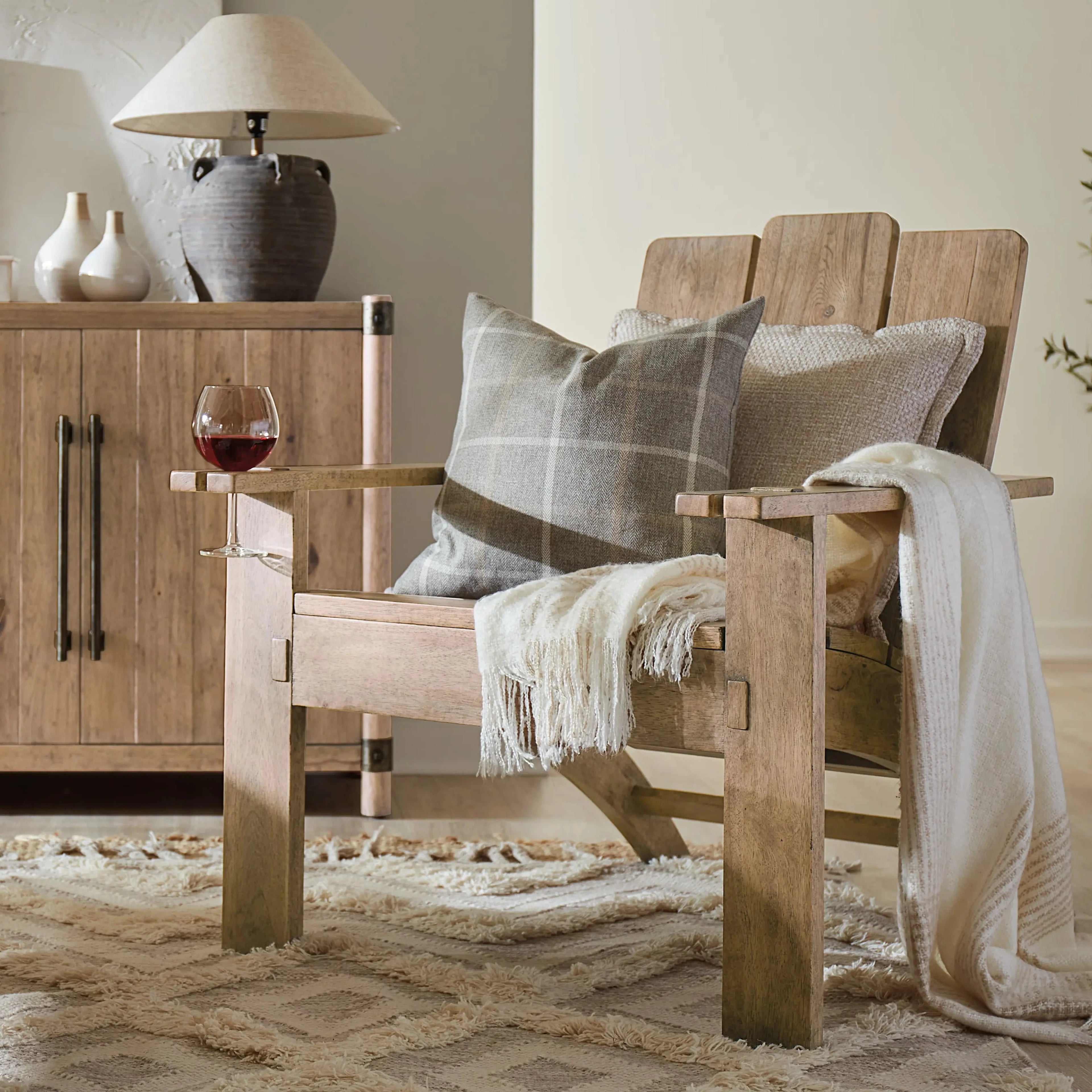Poltrona - Misure 32,5" L x 42" P x 38" H Altezza seduta: 18" Altezza bracciolo: 24" Larghezza seduta: 24" Profondità seduta: 21,5" Braccioli a fessura per calice da vino Cuscino scio