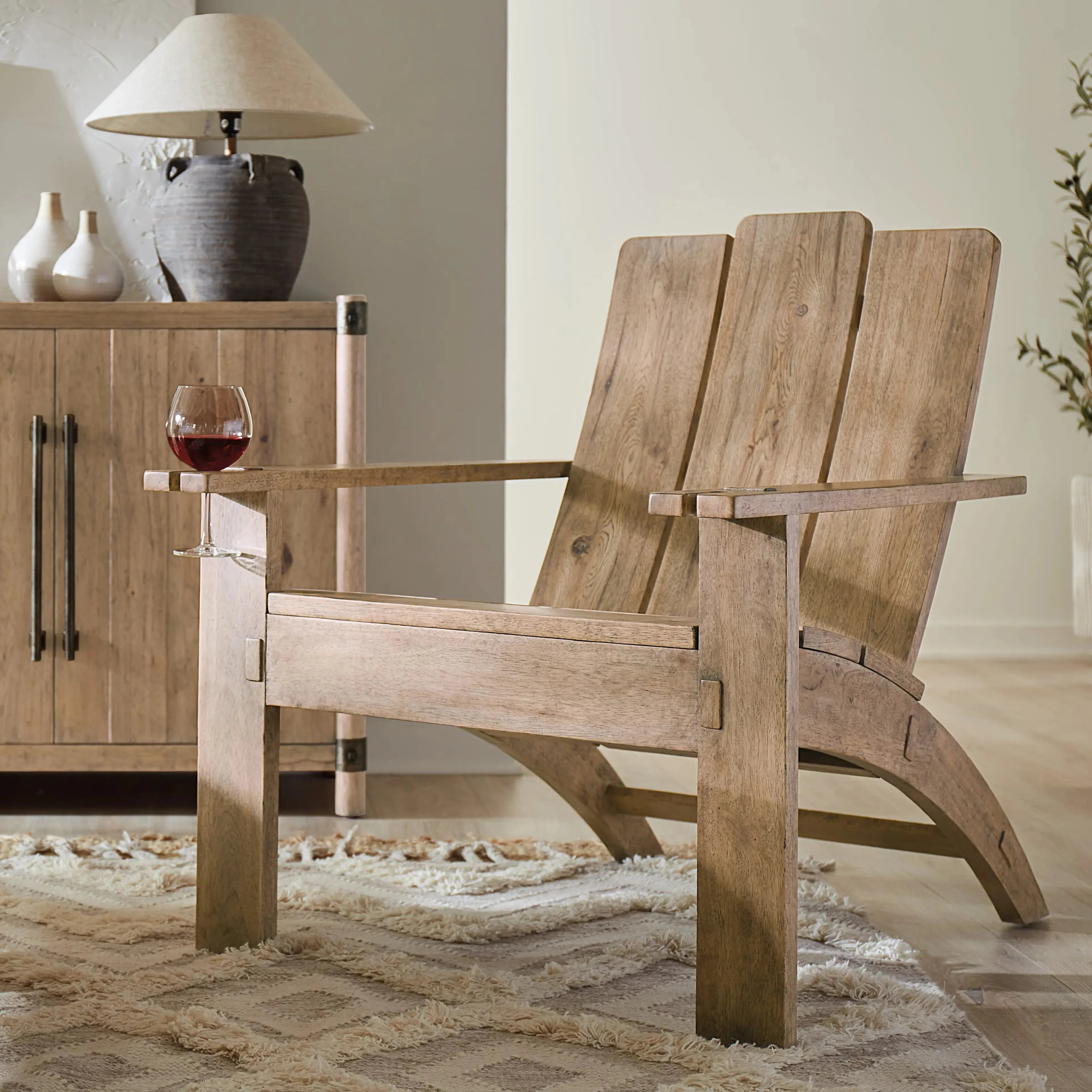 Poltrona - Misure 32,5" L x 42" P x 38" H Altezza seduta: 18" Altezza bracciolo: 24" Larghezza seduta: 24" Profondità seduta: 21,5" Braccioli a fessura per calice da vino Cuscino scio