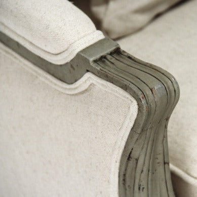 Poltrona a 2 posti - Misura 73,66 cm L x 101,6 cm A x 58,42 cm P. Include (1) cuscino da 45,72 x 45,72 cm come mostrato - La nostra, rivestita in tessuto di cotone bianco sporco e incorniciata con intricati