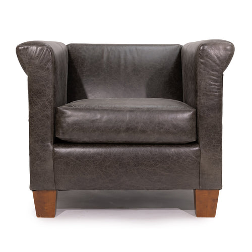 Poltrona - La silhouette pulita e sartoriale è completata da una profonda seduta imbottita e da robuste gambe in legno, creando un perfetto equilibrio tra stile e