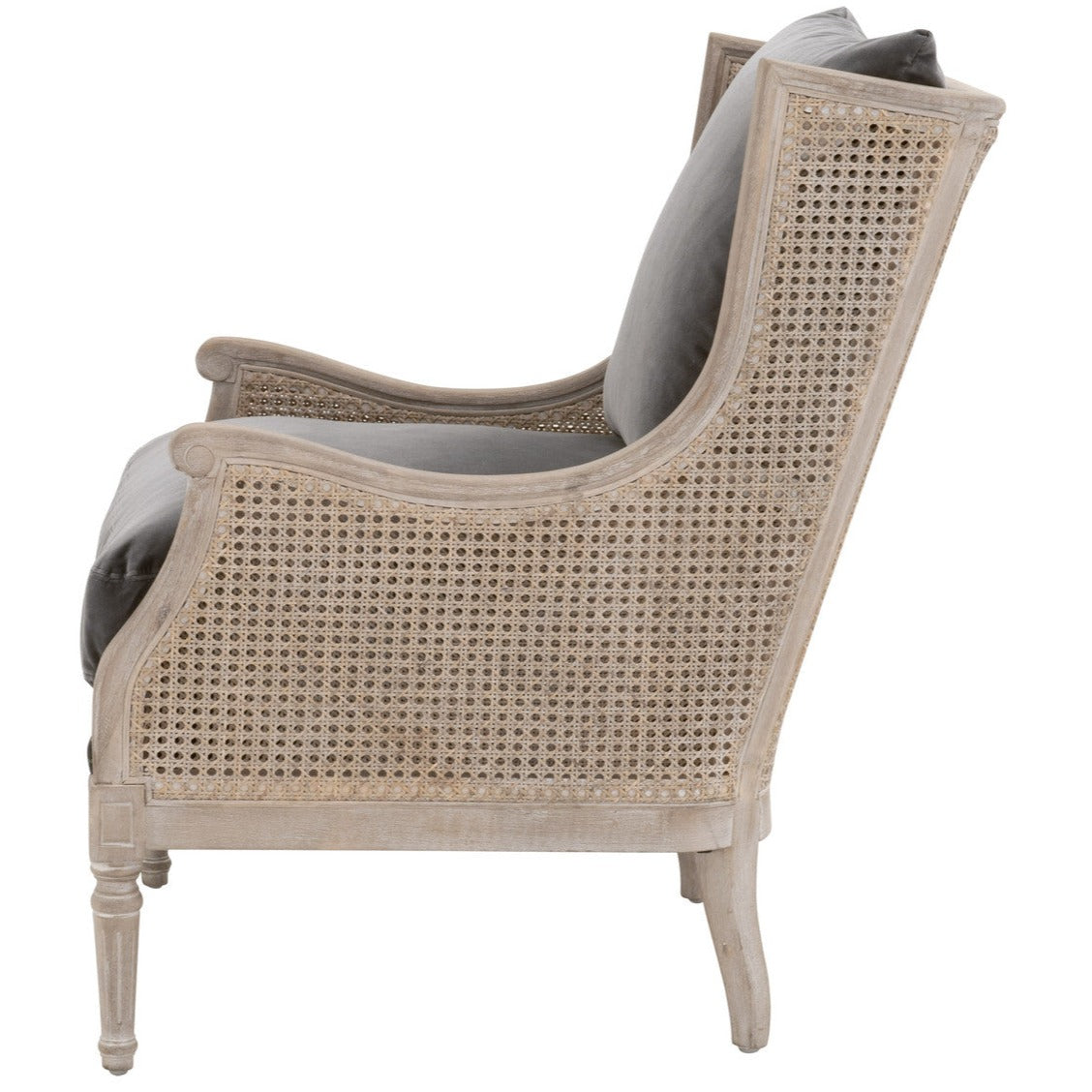 Poltrona Velvet Club - Questa bellissima, con una solida struttura in legno di betulla con rivestimento e dettagli in canna, è perfetta per dare a qualsiasi salotto un tocco unico ma