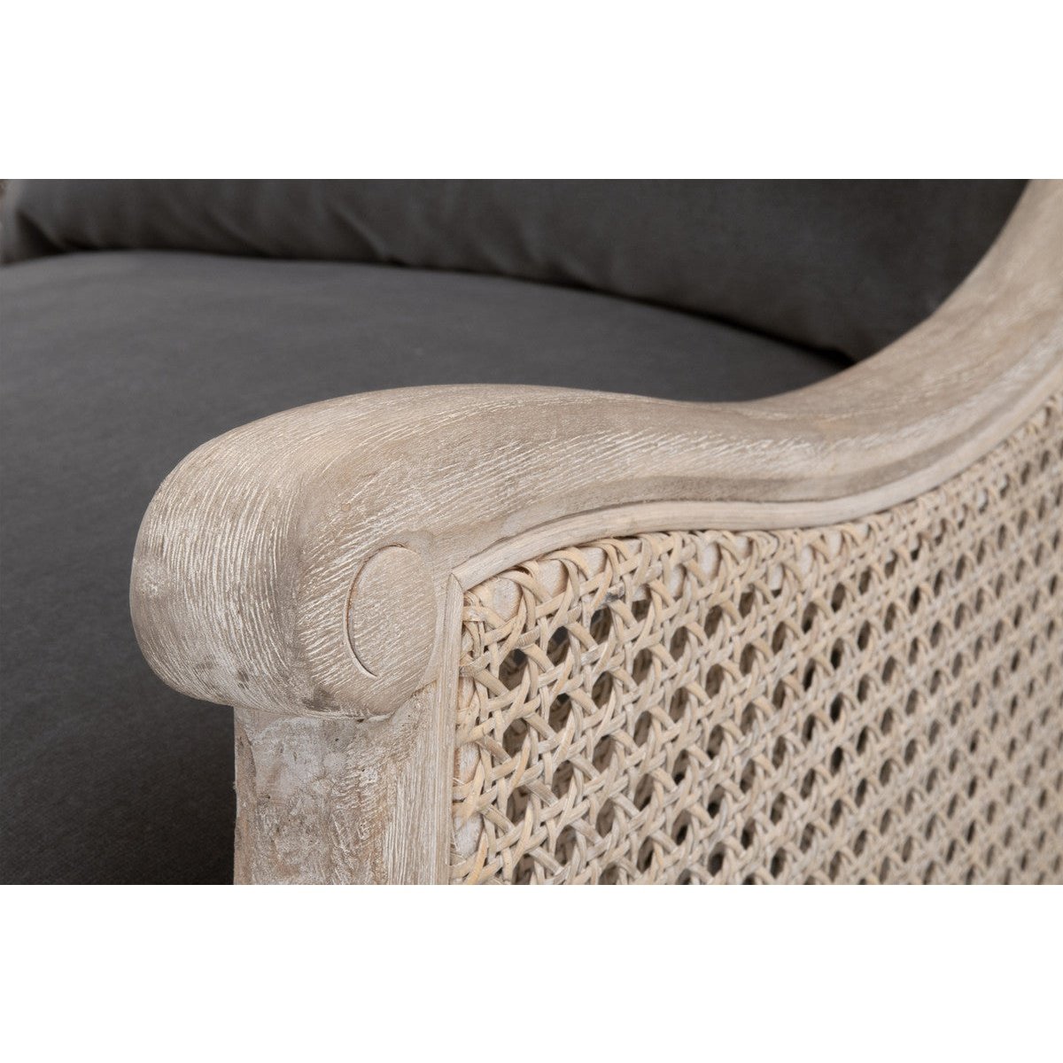 Poltrona Velvet Club - Questa bellissima, con una solida struttura in legno di betulla con rivestimento e dettagli in canna, è perfetta per dare a qualsiasi salotto un tocco unico ma