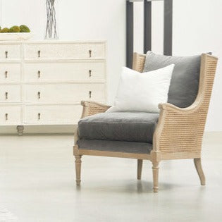 Poltrona Velvet Club - Questa bellissima, con una solida struttura in legno di betulla con rivestimento e dettagli in canna, è perfetta per dare a qualsiasi salotto un tocco unico ma
