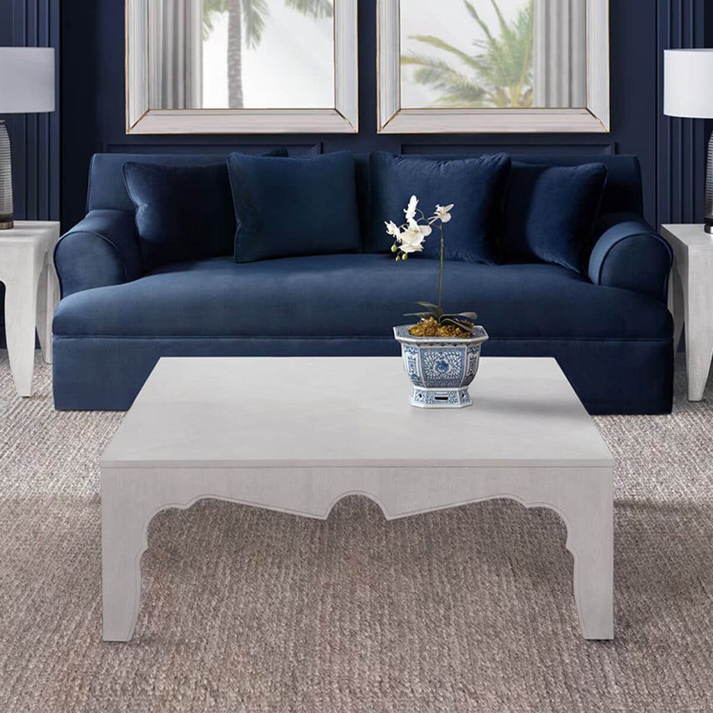 Tavolino da caffè – Dimensioni: 117 cm L x 117 cm P x 42 cm H Materiali: 95% MDF, 5% Acacia. Disponibile in tre finiture – Il tavolino combina la maestosa presenza delle Indie Occidentali britanniche