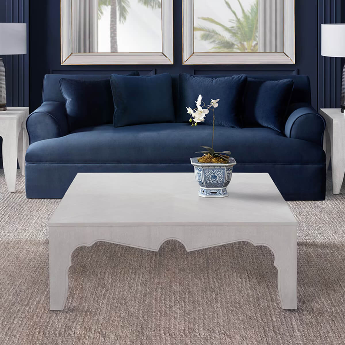 Tavolino da caffè – Dimensioni: 117 cm L x 117 cm P x 42 cm H Materiali: 95% MDF, 5% Acacia. Disponibile in tre finiture – Il tavolino combina la maestosa presenza delle Indie Occidentali britanniche