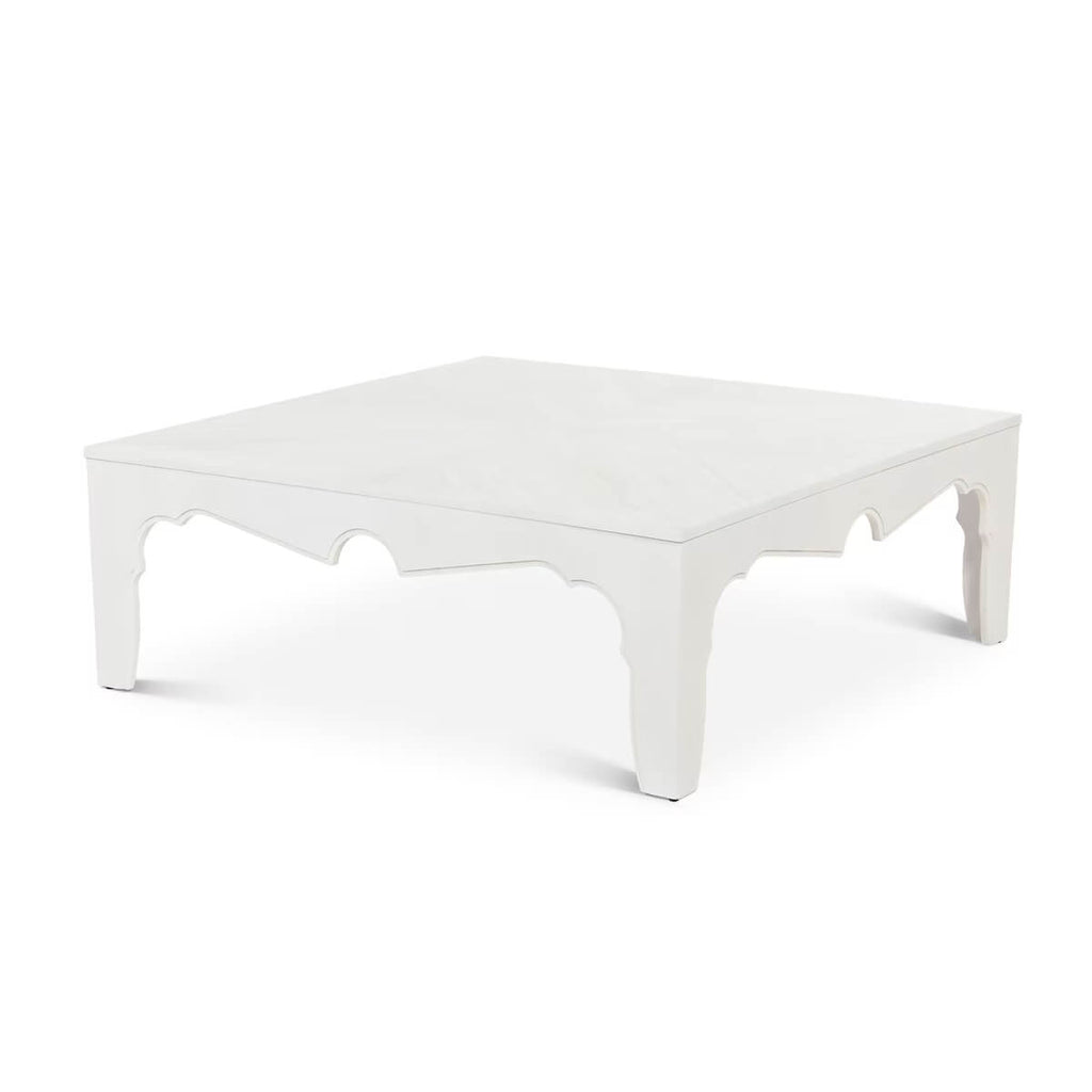 Tavolino da caffè – Dimensioni: 117 cm L x 117 cm P x 42 cm H Materiali: 95% MDF, 5% Acacia. Disponibile in tre finiture – Il tavolino combina la maestosa presenza delle Indie Occidentali britanniche
