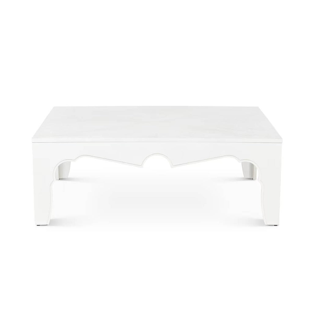 Tavolino da caffè – Dimensioni: 117 cm L x 117 cm P x 42 cm H Materiali: 95% MDF, 5% Acacia. Disponibile in tre finiture – Il tavolino combina la maestosa presenza delle Indie Occidentali britanniche