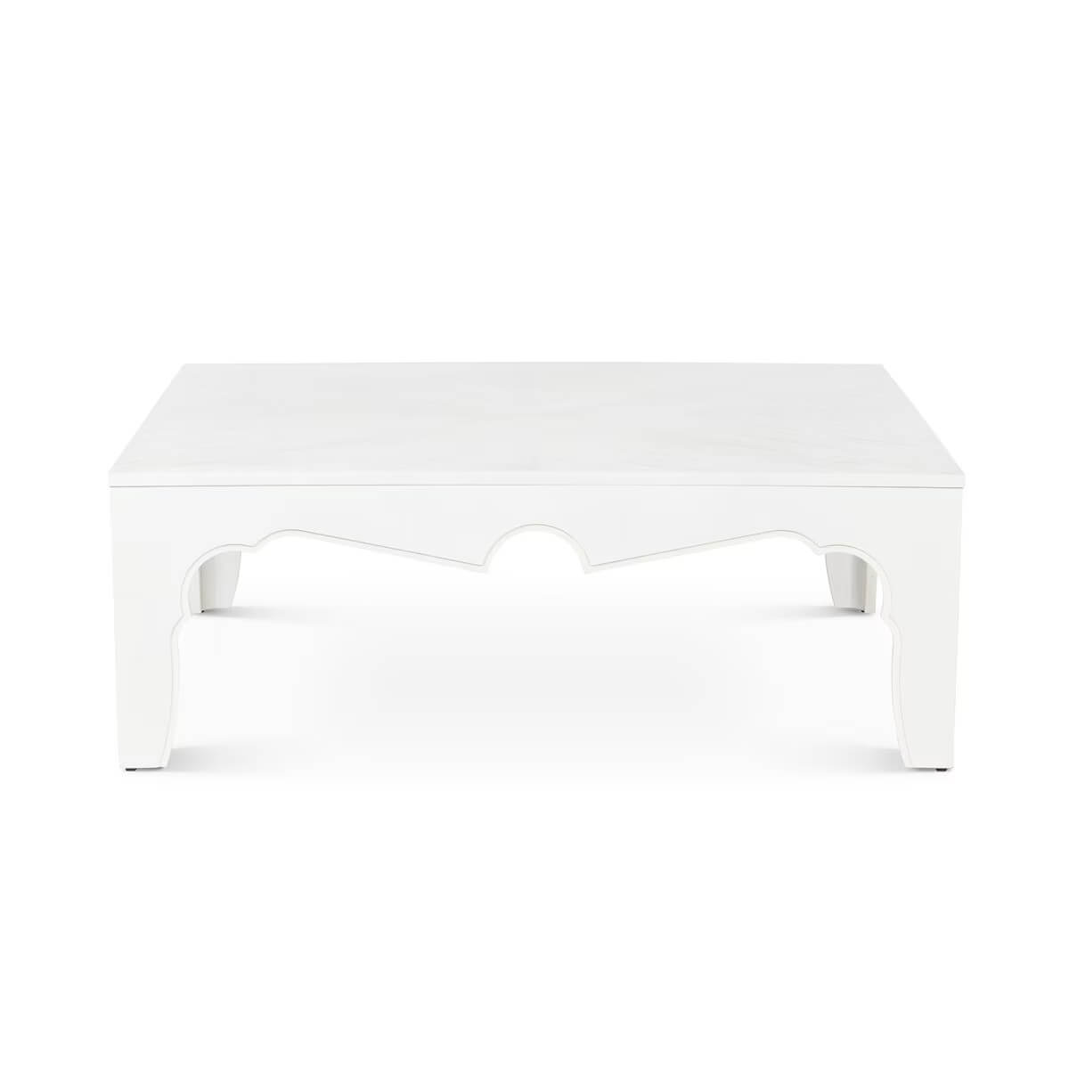 Tavolino da caffè – Dimensioni: 117 cm L x 117 cm P x 42 cm H Materiali: 95% MDF, 5% Acacia. Disponibile in tre finiture – Il tavolino combina la maestosa presenza delle Indie Occidentali britanniche