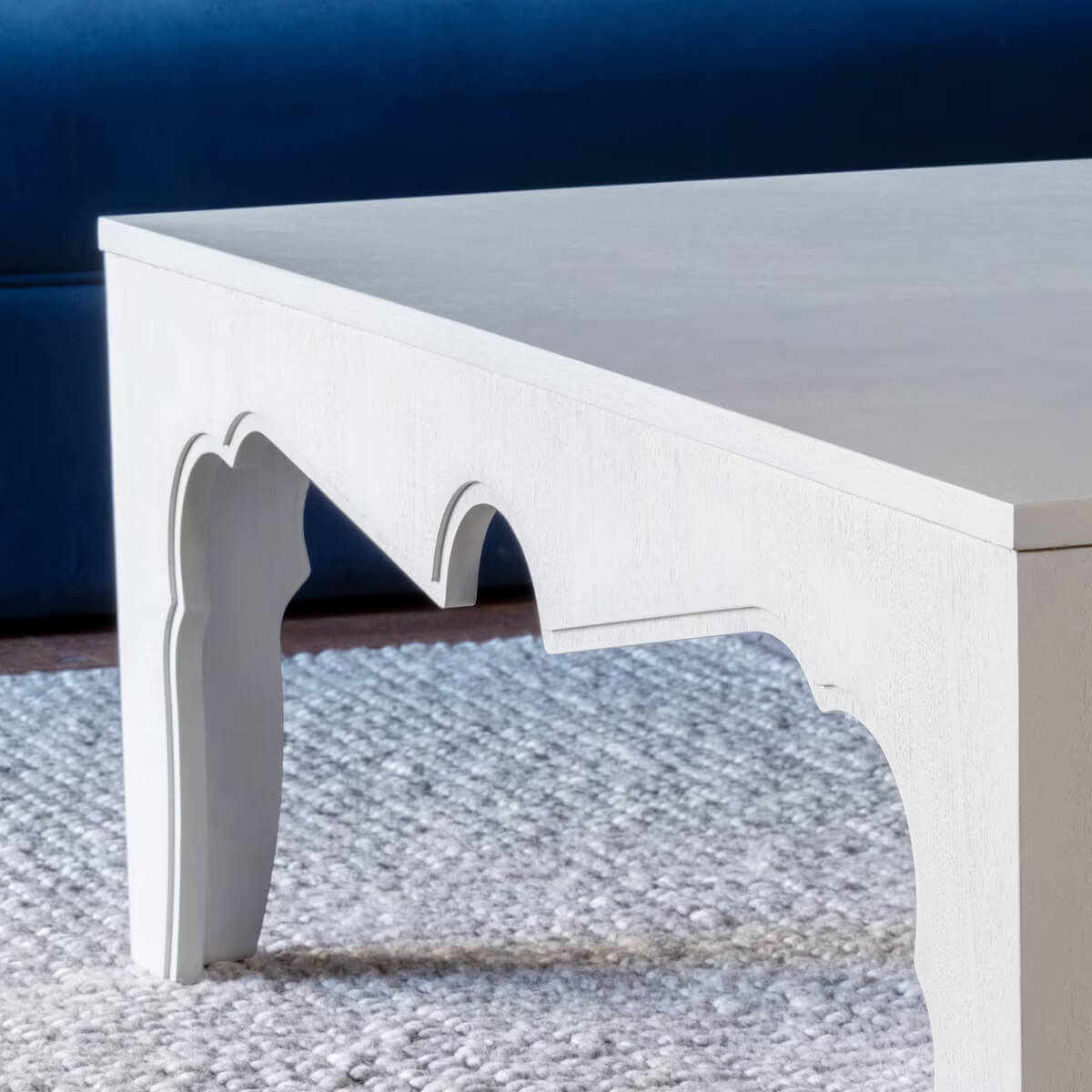 Tavolino da caffè – Dimensioni: 117 cm L x 117 cm P x 42 cm H Materiali: 95% MDF, 5% Acacia. Disponibile in tre finiture – Il tavolino combina la maestosa presenza delle Indie Occidentali britanniche