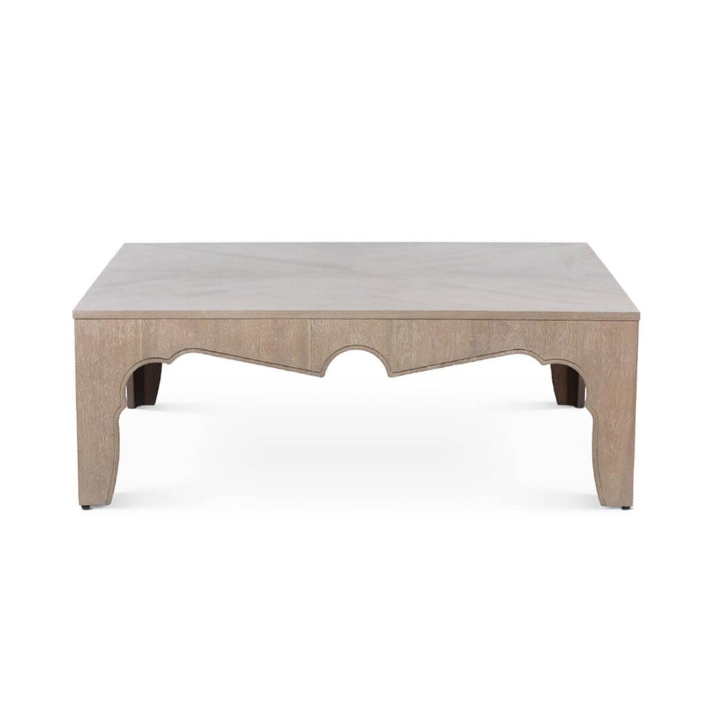 Tavolino da caffè – Dimensioni: 117 cm L x 117 cm P x 42 cm H Materiali: 95% MDF, 5% Acacia. Disponibile in tre finiture – Il tavolino combina la maestosa presenza delle Indie Occidentali britanniche