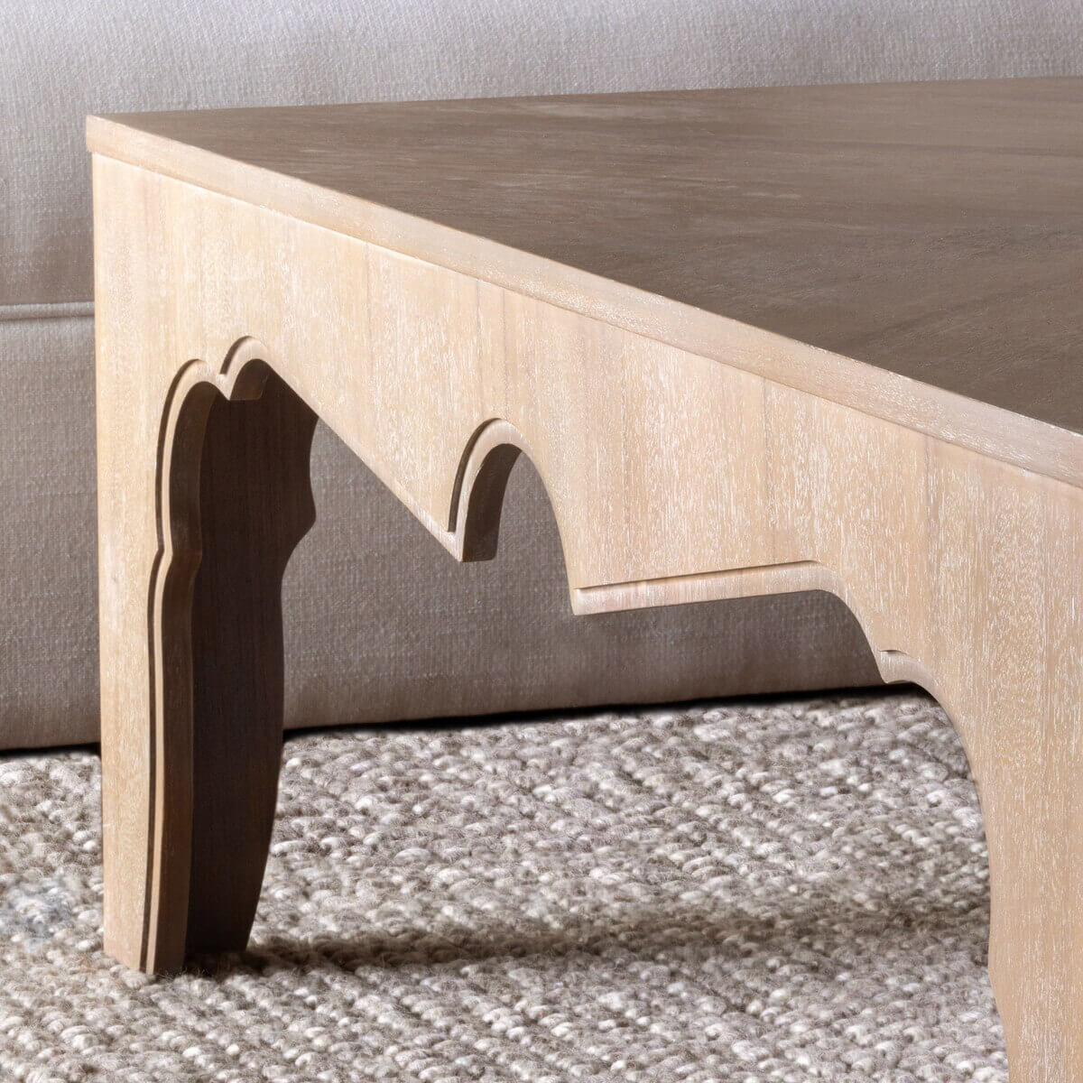 Tavolino da caffè – Dimensioni: 117 cm L x 117 cm P x 42 cm H Materiali: 95% MDF, 5% Acacia. Disponibile in tre finiture – Il tavolino combina la maestosa presenza delle Indie Occidentali britanniche