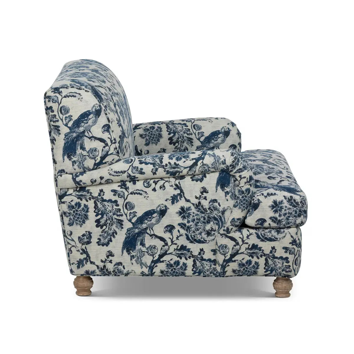 Poltroncina - Con la sua seduta soffice, i braccioli leggermente arrotolati e i piedini in legno tornito con finitura naturale, è perfetta per un angolo lettura accogliente. - Venduta