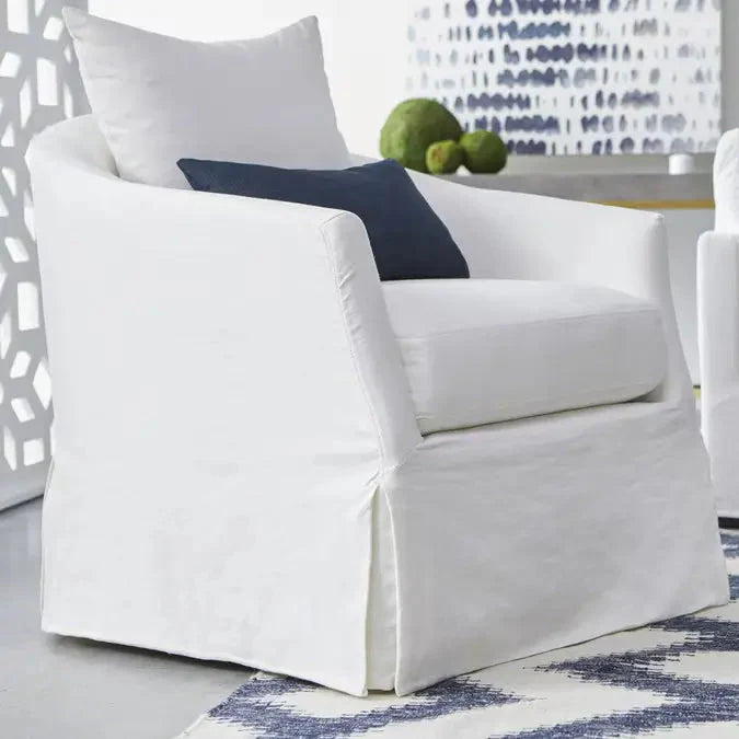 Sedia a pozzetto girevole in crêpe color crema con fodera - Questa bellissima sedia, dotata di una struttura in legno massiccio di rovere con una removibile, è perfetta per dare a qualsiasi salotto un tocco di eleganza informale.