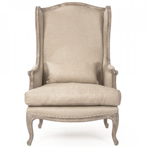Sedia in lino - La nostra sedia presenta una classica silhouette a wingback in stile rustico con rivestimento naturale, gambe in rovere grigio sbiancato e schienale in juta con dettagli borchiati.