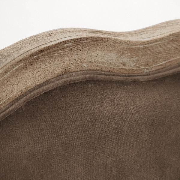 Poltrona "Velvet Love" - Aggiungerà un tocco rustico ed elegante a qualsiasi ambiente, caratterizzata da una struttura in legno di quercia grigio calce delicatamente intagliata e da un rivestimento marrone cioccolato.