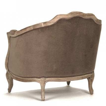 Poltrona "Velvet Love" - Aggiungerà un tocco rustico ed elegante a qualsiasi ambiente, caratterizzata da una struttura in legno di quercia grigio calce delicatamente intagliata e da un rivestimento marrone cioccolato.