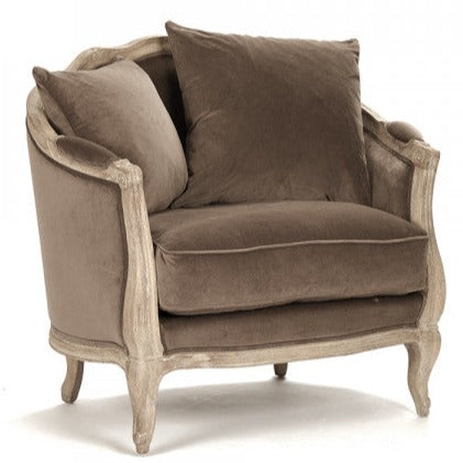 Poltrona "Velvet Love" - Aggiungerà un tocco rustico ed elegante a qualsiasi ambiente, caratterizzata da una struttura in legno di quercia grigio calce delicatamente intagliata e da un rivestimento marrone cioccolato.