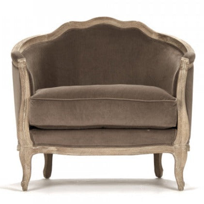 Poltrona "Velvet Love" - Aggiungerà un tocco rustico ed elegante a qualsiasi ambiente, caratterizzata da una struttura in legno di quercia grigio calce delicatamente intagliata e da un rivestimento marrone cioccolato.