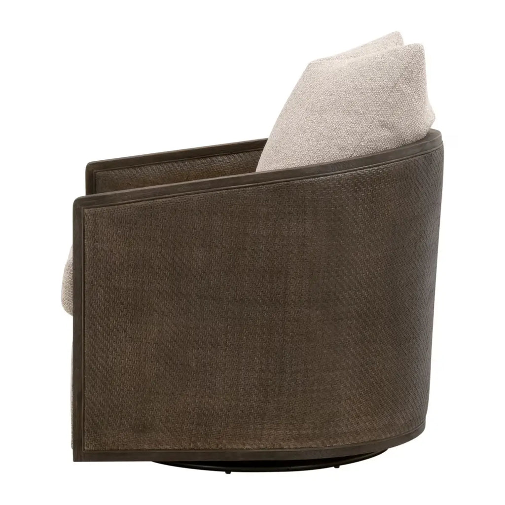 Poltrona girevole - Questa bellissima, caratterizzata da una struttura in legno massello di rovere e dettagli in rattan, è perfetta per donare a qualsiasi soggiorno un'atmosfera casual ma elegante in stile rustico