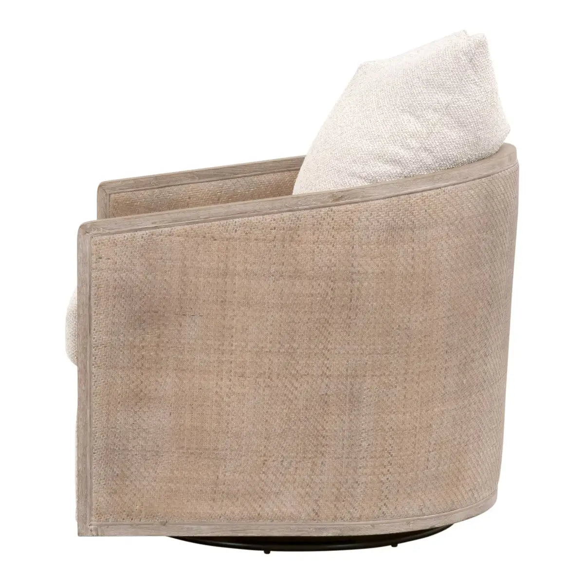 Poltrona girevole - Questa bellissima, caratterizzata da una struttura in legno massello di rovere e dettagli in rattan, è perfetta per donare a qualsiasi soggiorno un'atmosfera casual ma elegante in stile rustico