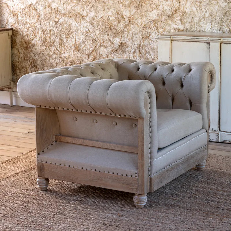 Poltrona Chesterfield - Un mix di eleganza vecchio stile con un moderno design decostruito, la nostra poltrona farà sicuramente una dichiarazione di stile con un tocco rustico, caratterizzata da un'alta