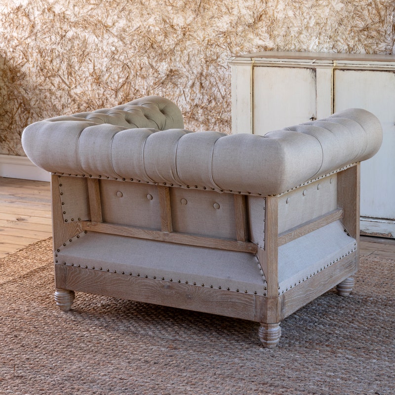 Poltrona Chesterfield - Un mix di eleganza vecchio stile con un moderno design decostruito, la nostra poltrona farà sicuramente una dichiarazione di stile con un tocco rustico, caratterizzata da un'alta
