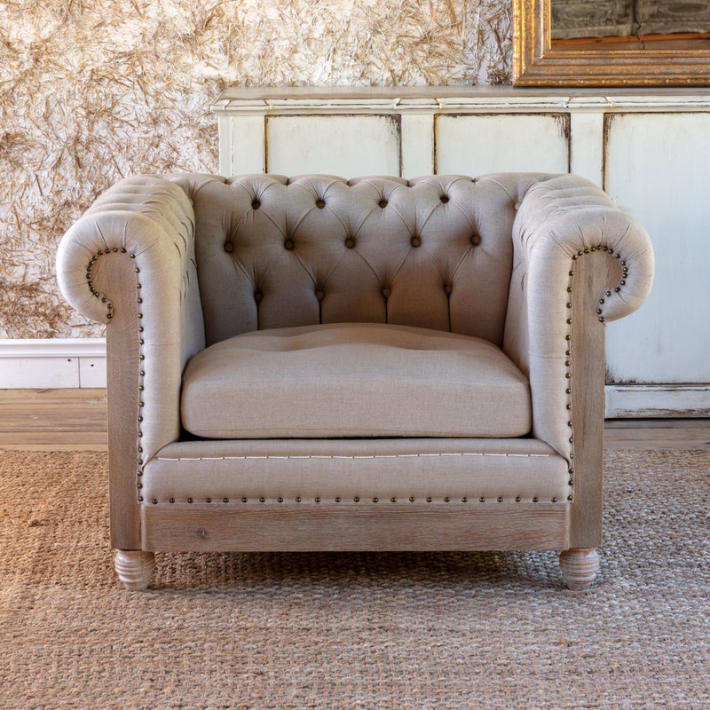 Poltrona Chesterfield - Un mix di eleganza vecchio stile con un moderno design decostruito, la nostra poltrona farà sicuramente una dichiarazione di stile con un tocco rustico, caratterizzata da un'alta