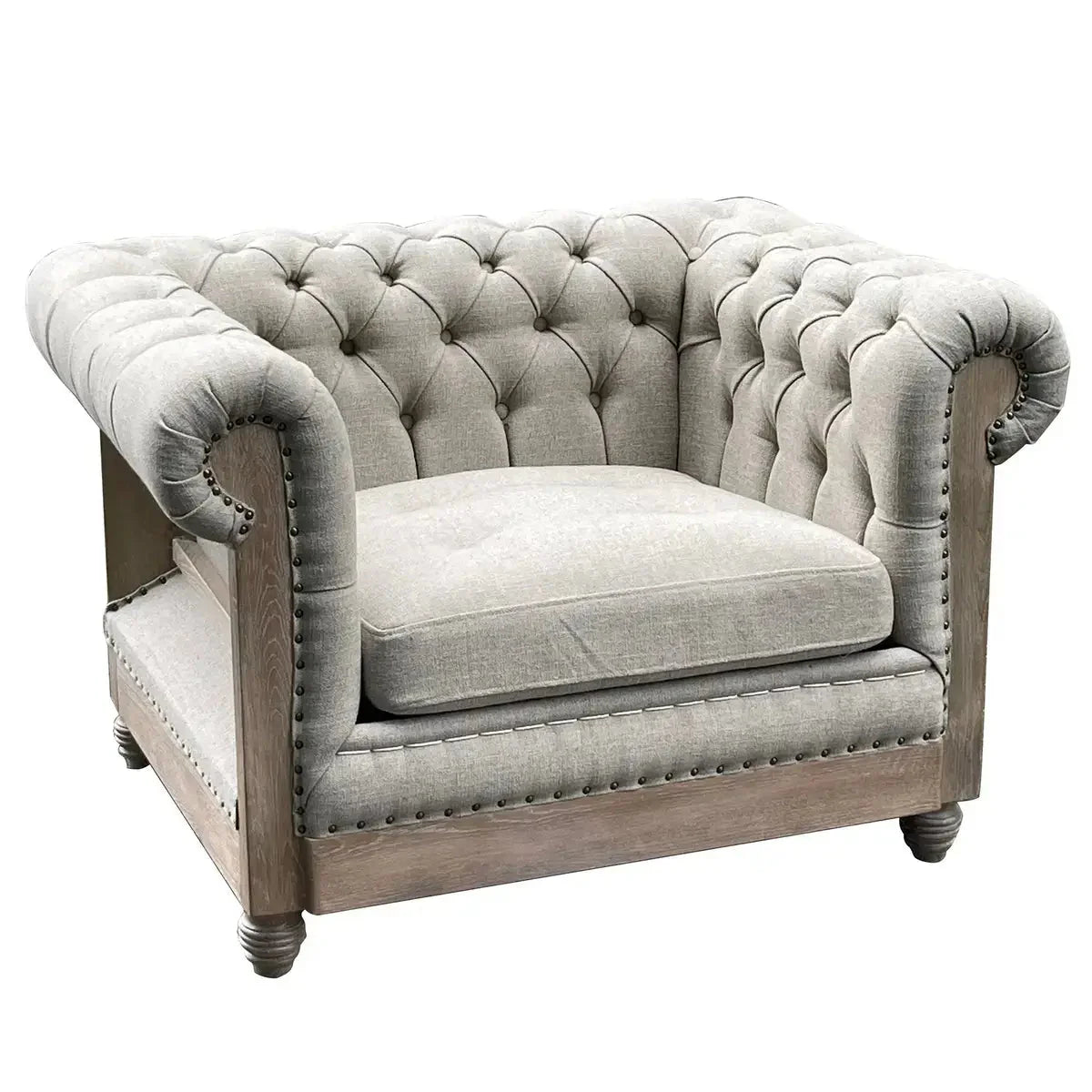 Poltrona Chesterfield - Aggiungendo un tocco di fascino rustico con un pizzico di raffinatezza, questa poltrona capitonné presenta un lino neutro lavato con eleganti braccioli arrotolati, capitonné a bottoni