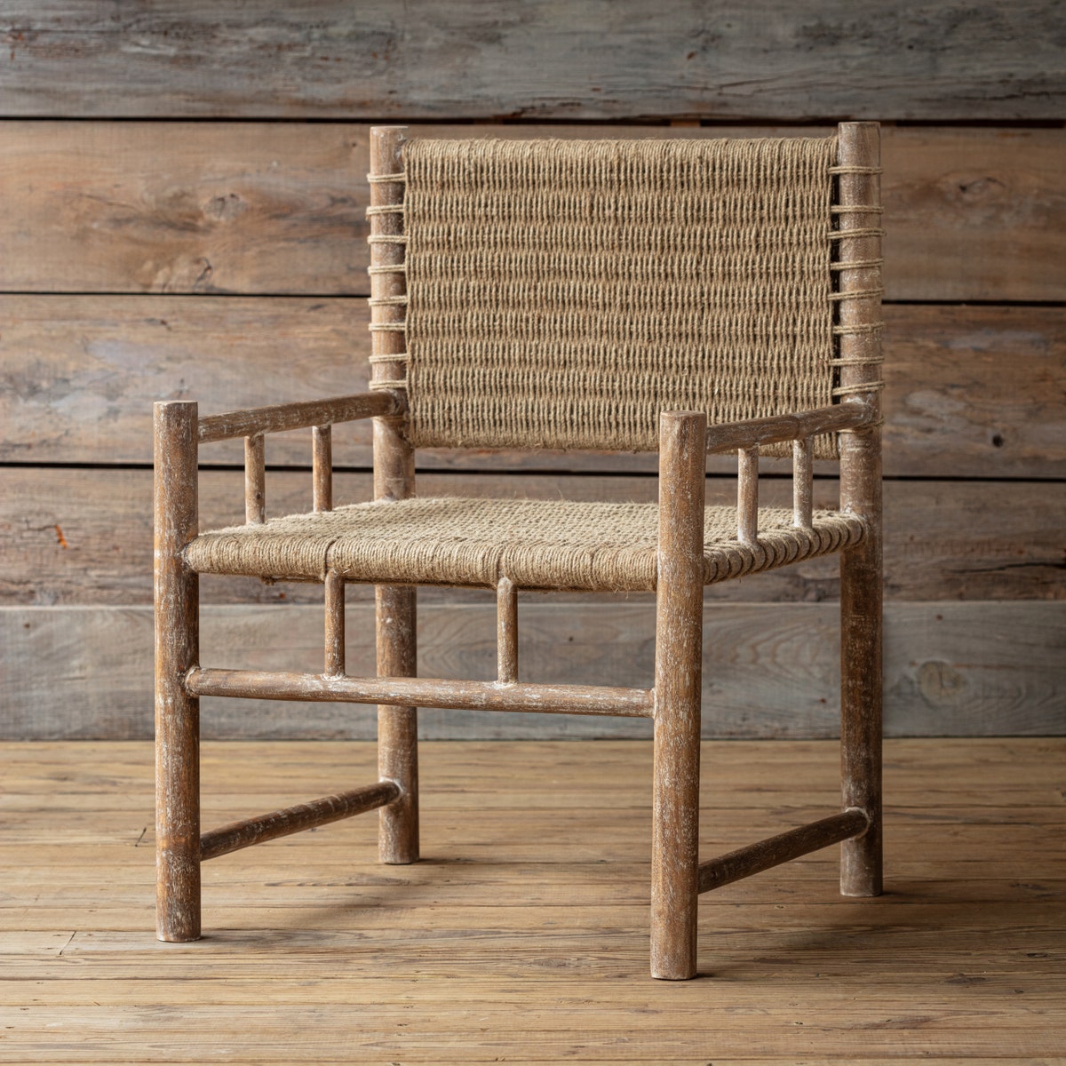 Poltrona - Misure 26"L x 22"P x 36"A Materiale: Sisal, Legno - Questo bellissimo pezzo aggiungerà sicuramente un tocco rustico a qualsiasi salotto in stile casa di campagna, realizzato in giunchi dorati