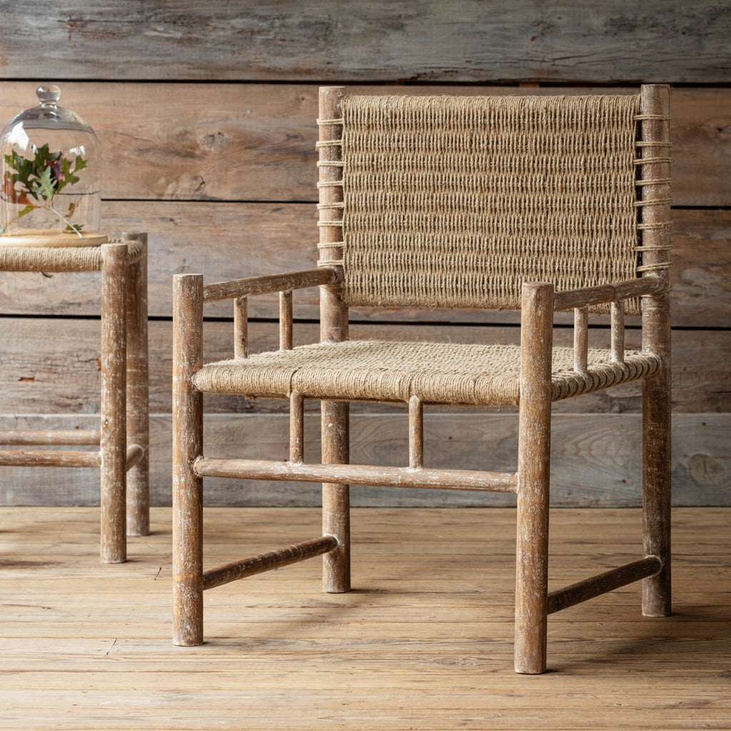 Poltrona - Misure 26"L x 22"P x 36"A Materiale: Sisal, Legno - Questo bellissimo pezzo aggiungerà sicuramente un tocco rustico a qualsiasi salotto in stile casa di campagna, realizzato in giunchi dorati