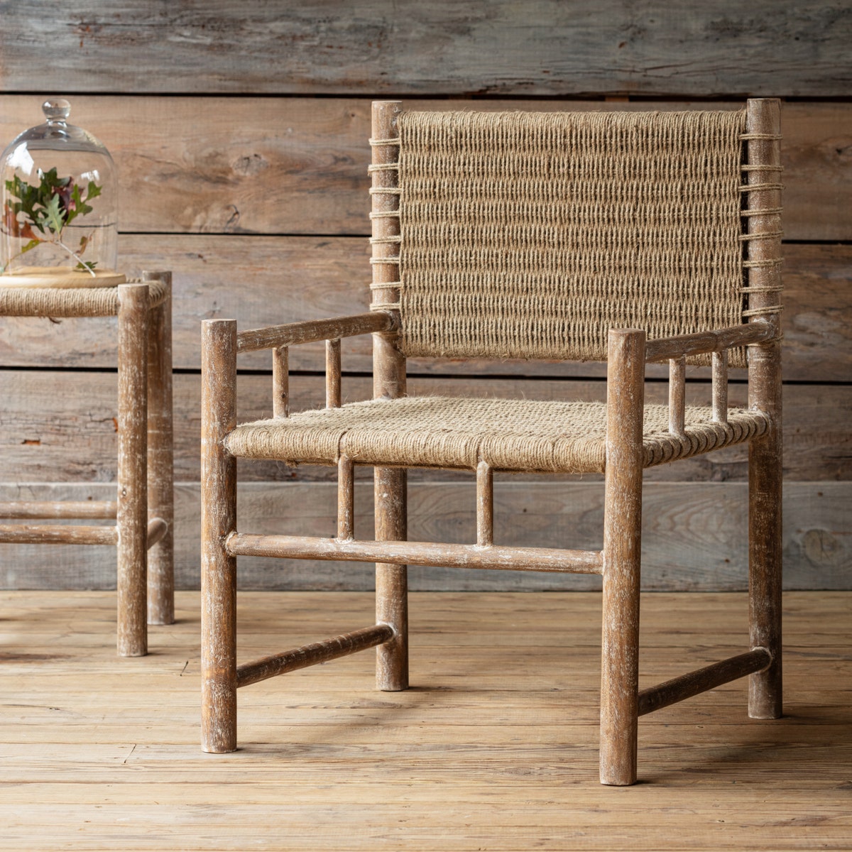 Poltrona - Misure 26"L x 22"P x 36"A Materiale: Sisal, Legno - Questo bellissimo pezzo aggiungerà sicuramente un tocco rustico a qualsiasi salotto in stile casa di campagna, realizzato in giunchi dorati