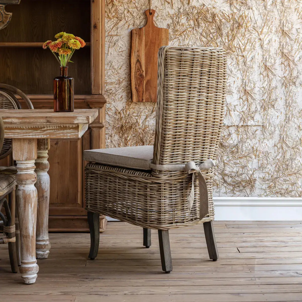 Sedia da pranzo in rattan - Le nostre, caratterizzate da una finitura grigia lavata con cuscini in tessuto neutro, sono sicure di aggiungere un tocco bello e confortevole a qualsiasi sp
