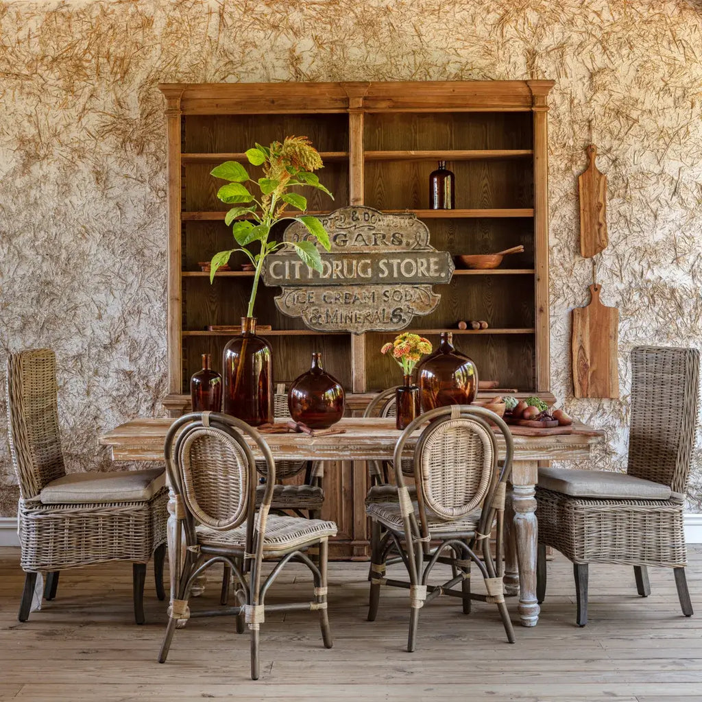 Sedia da pranzo in rattan - Le nostre, caratterizzate da una finitura grigia lavata con cuscini in tessuto neutro, sono sicure di aggiungere un tocco bello e confortevole a qualsiasi sp