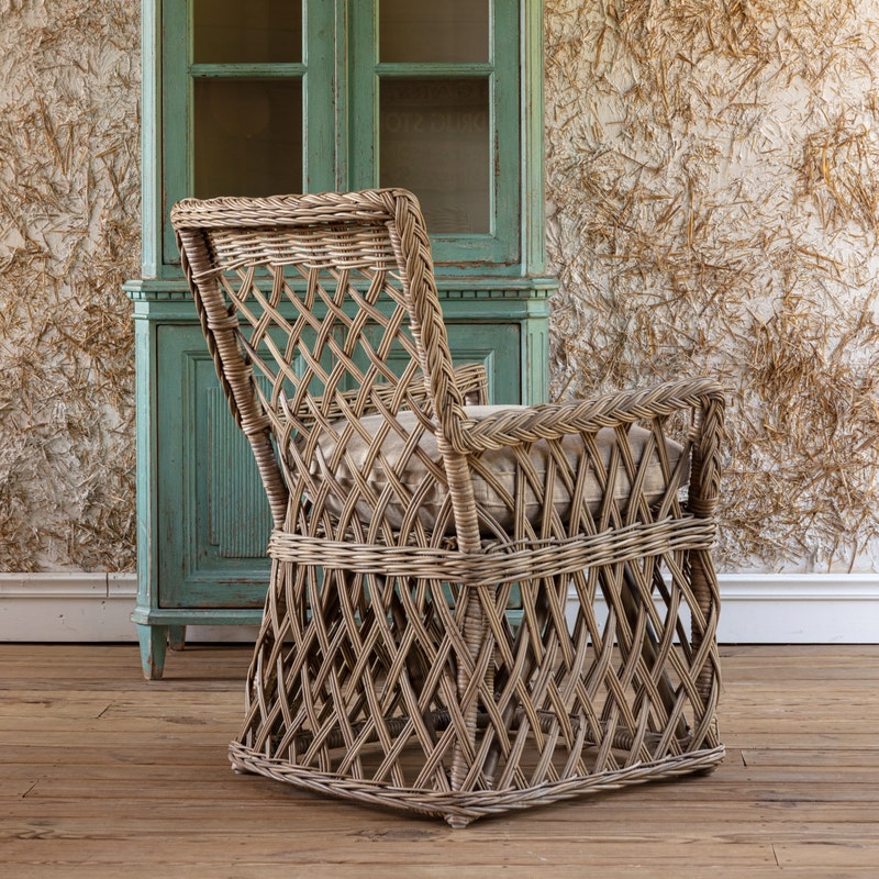 Poltrona in Rattan - Misure 69,85 cm L x 59,69 cm P x 88,9 cm A Rifinitura a mano - Le nostre, caratterizzate da una struttura in stile vintage con un cuscino rivestito neutro, sono su