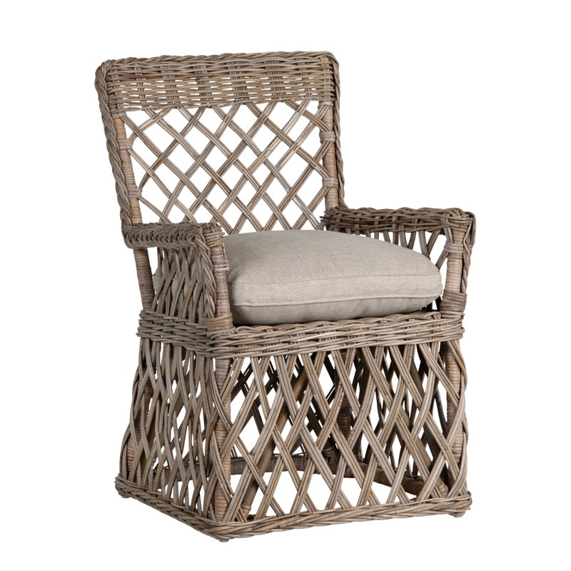 Poltrona in Rattan - Misure 69,85 cm L x 59,69 cm P x 88,9 cm A Rifinitura a mano - Le nostre, caratterizzate da una struttura in stile vintage con un cuscino rivestito neutro, sono su