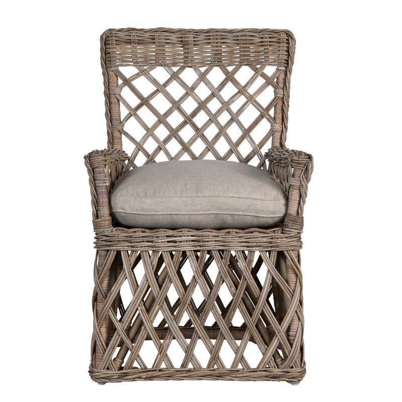Poltrona in Rattan - Misure 69,85 cm L x 59,69 cm P x 88,9 cm A Rifinitura a mano - Le nostre, caratterizzate da una struttura in stile vintage con un cuscino rivestito neutro, sono su