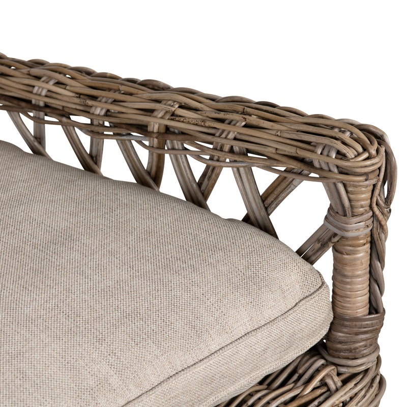 Poltrona in Rattan - Misure 69,85 cm L x 59,69 cm P x 88,9 cm A Rifinitura a mano - Le nostre, caratterizzate da una struttura in stile vintage con un cuscino rivestito neutro, sono su