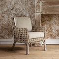 Poltrona in Rattan - Misure 28.25"L x 31.5"P x 31.5"A - Questa poltrona porta il fascino rilassato di un cottage, con la sua trama ariosa e i morbidi cuscini neutri, perfetta