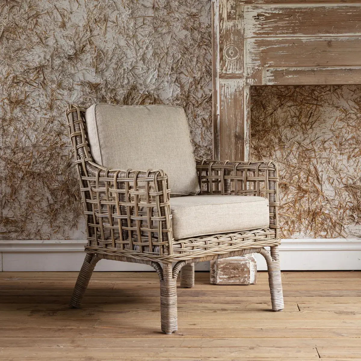 Poltrona in Rattan - Misure 28.25"L x 31.5"P x 31.5"A - Questa poltrona porta il fascino rilassato di un cottage, con la sua trama ariosa e i morbidi cuscini neutri, perfetta