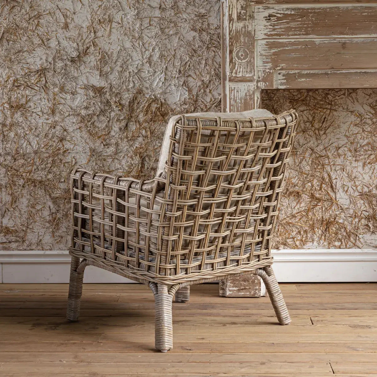 Poltrona in Rattan - Misure 28.25"L x 31.5"P x 31.5"A - Questa poltrona porta il fascino rilassato di un cottage, con la sua trama ariosa e i morbidi cuscini neutri, perfetta