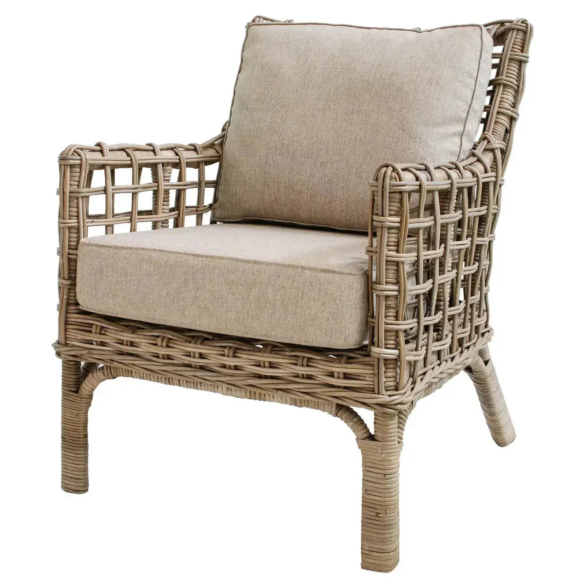Poltrona in Rattan - Misure 28.25"L x 31.5"P x 31.5"A - Questa poltrona porta il fascino rilassato di un cottage, con la sua trama ariosa e i morbidi cuscini neutri, perfetta