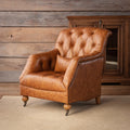 Poltrona in pelle - Misure 80 cm L x 92,7 cm P x 96,5 cm H Materiale: Gommapiuma, Legno - La è una classica poltrona lounge, rivestita in un marrone anticato