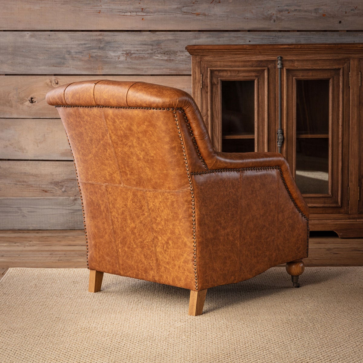 Poltrona in pelle - Misure 80 cm L x 92,7 cm P x 96,5 cm H Materiale: Gommapiuma, Legno - La è una classica poltrona lounge, rivestita in un marrone anticato