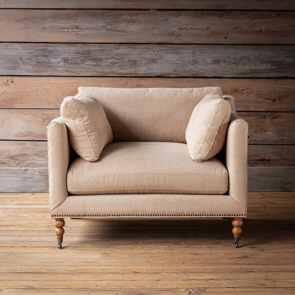 Sedia in Lino - La nostra è sartoriale ed elegante, rivestita in classico con dettagli borchiati e doppi piedini a cipolla rifiniti con piccole rotelle, questa è sicu