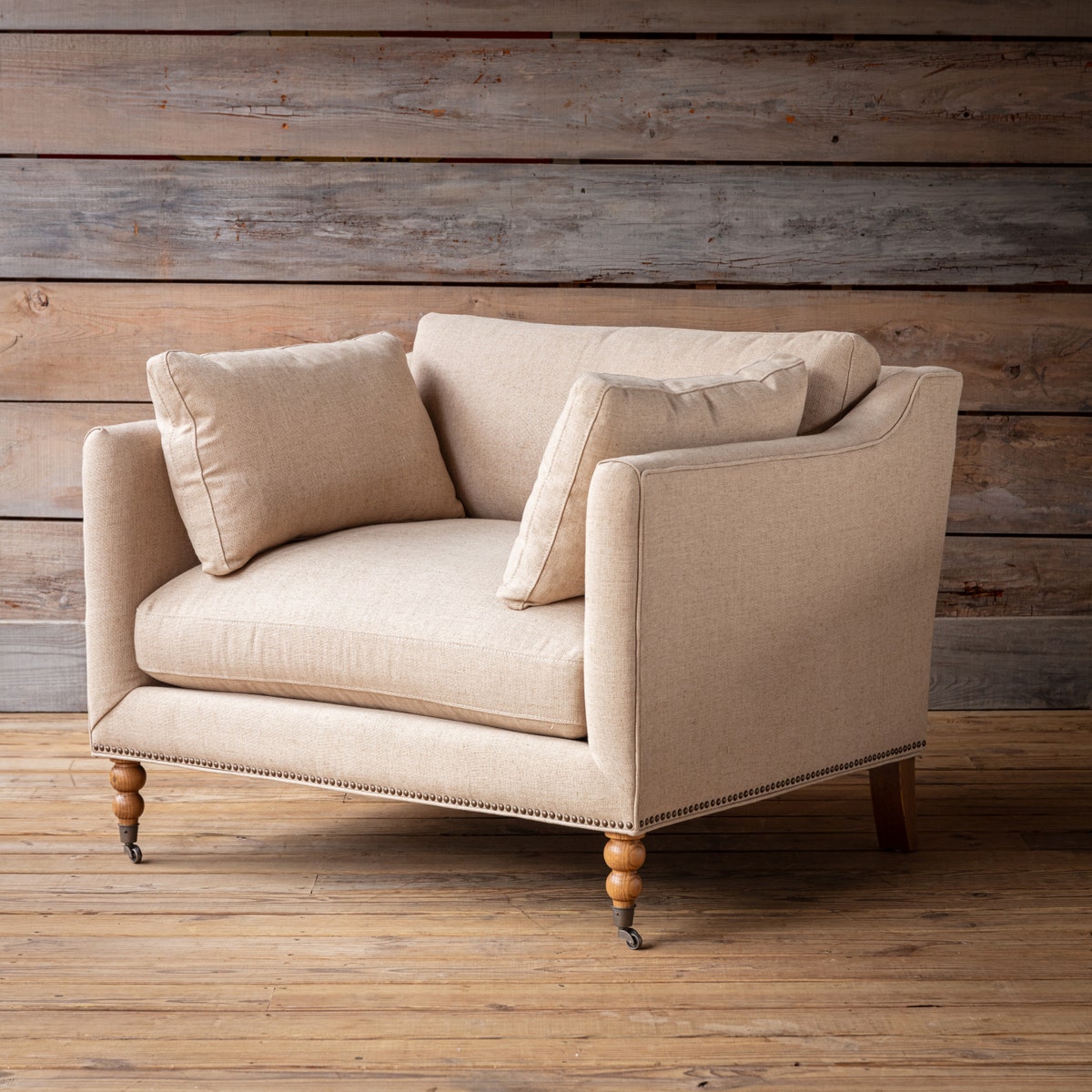 Sedia in Lino - La nostra è sartoriale ed elegante, rivestita in classico con dettagli borchiati e doppi piedini a cipolla rifiniti con piccole rotelle, questa è sicu