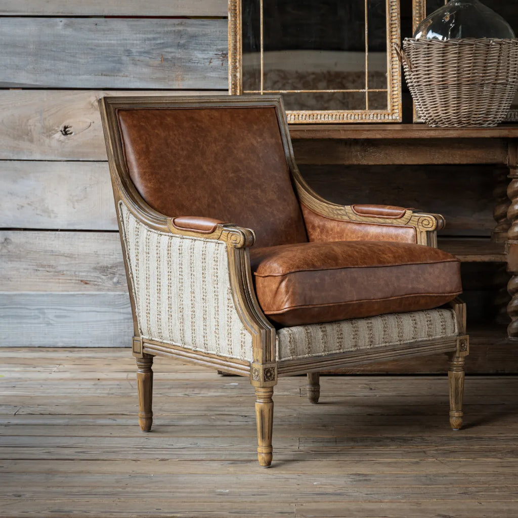 Poltrona di design - Misure 73,6 cm L x 76,2 cm P x 91,4 cm A Materiale: pelle, misto poliestere, legno - Il nostro modello è un mix di tessuto testurizzato color cuoio e un caldo marrone anticato