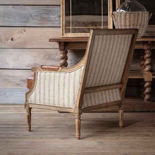 Poltrona di design - Misure 73,6 cm L x 76,2 cm P x 91,4 cm A Materiale: pelle, misto poliestere, legno - Il nostro modello è un mix di tessuto testurizzato color cuoio e un caldo marrone anticato