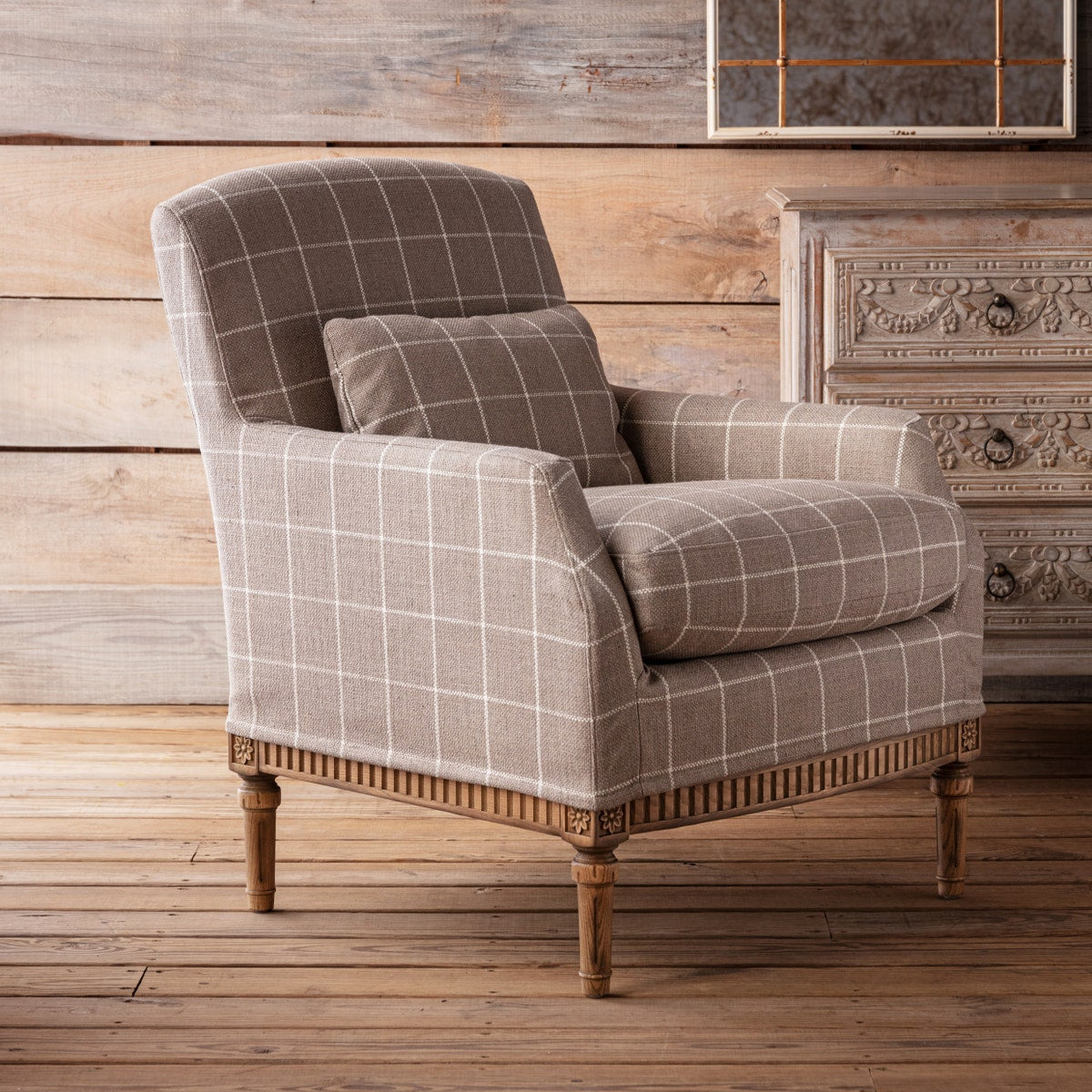 Poltrona - La nostra è bella e classica, caratterizzata da un tessuto color tan con un motivo bianco crema e dettagli in legno intagliato, questa aggiungerà sicuramente comfort e