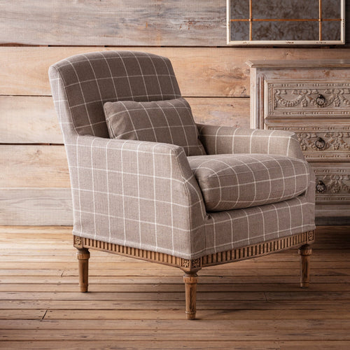 Poltrona - La nostra è bella e classica, caratterizzata da un tessuto color tan con un motivo bianco crema e dettagli in legno intagliato, questa aggiungerà sicuramente comfort e