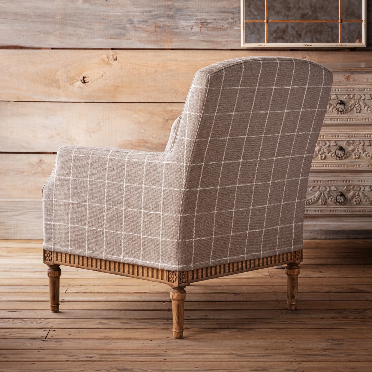 Poltrona - La nostra è bella e classica, caratterizzata da un tessuto color tan con un motivo bianco crema e dettagli in legno intagliato, questa aggiungerà sicuramente comfort e
